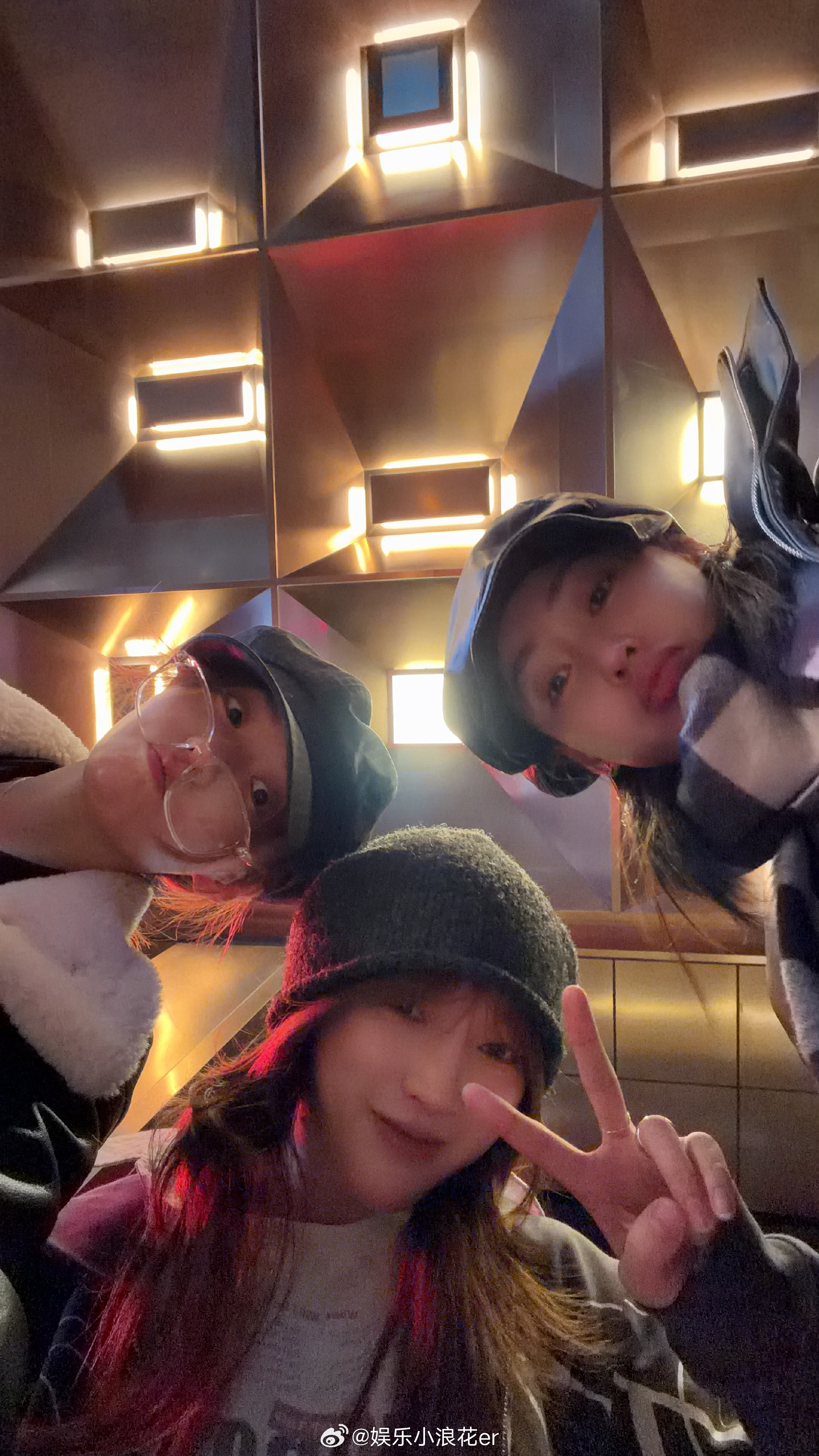 张靓颖张天爱孟佳元宵节聚会 张天爱晒与张靓颖孟佳合照：“元宵节快乐！三个元宵给大