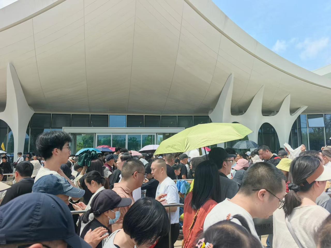 除了人还是人，途中根本没得坐的地方，都是暴晒露天环境，走了3个多小时，累的半s想