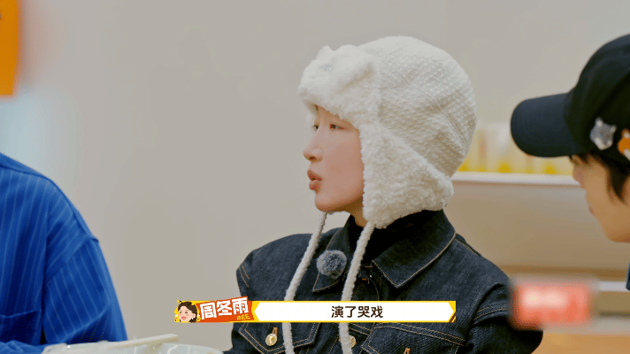 周冬雨素颜录节目周五晚高疯 皮肤好到让人嫉妒🌟！周冬雨素颜白皙细腻，完全不用妆