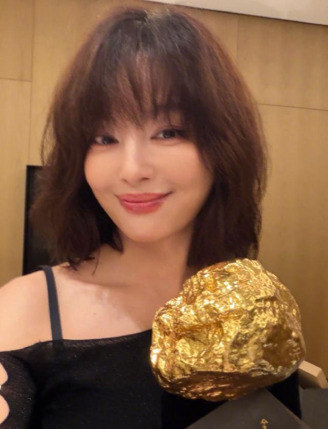 辛芷蕾导协年度女演员！
辛芷蕾凭借《日掛中天》拿下导协年度女演员，导协这个奖20