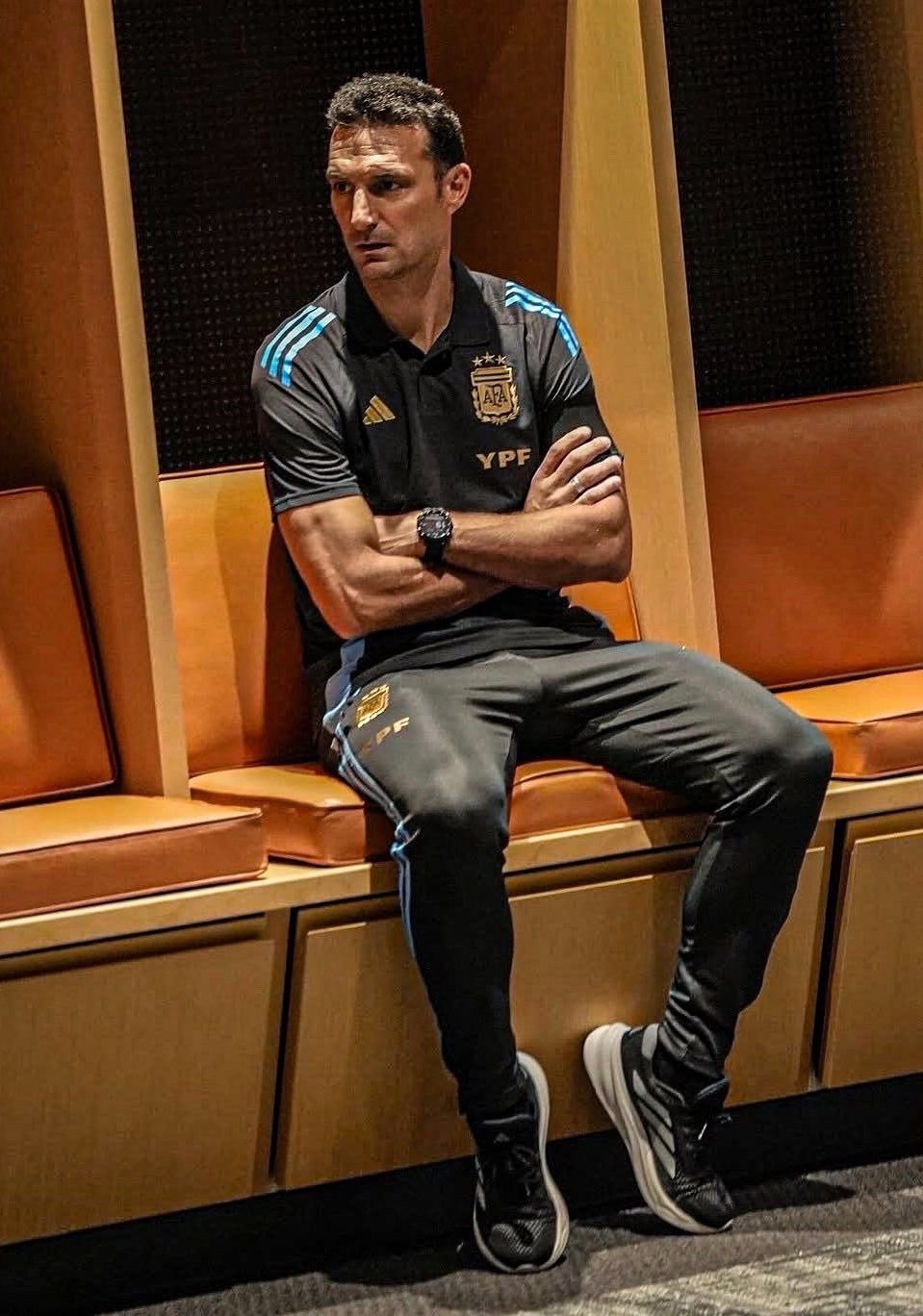 ⚠️🇦🇷斯卡洛尼教练的计划是让阿根廷队在阿根廷埃塞萨训练一周，并与U-20队