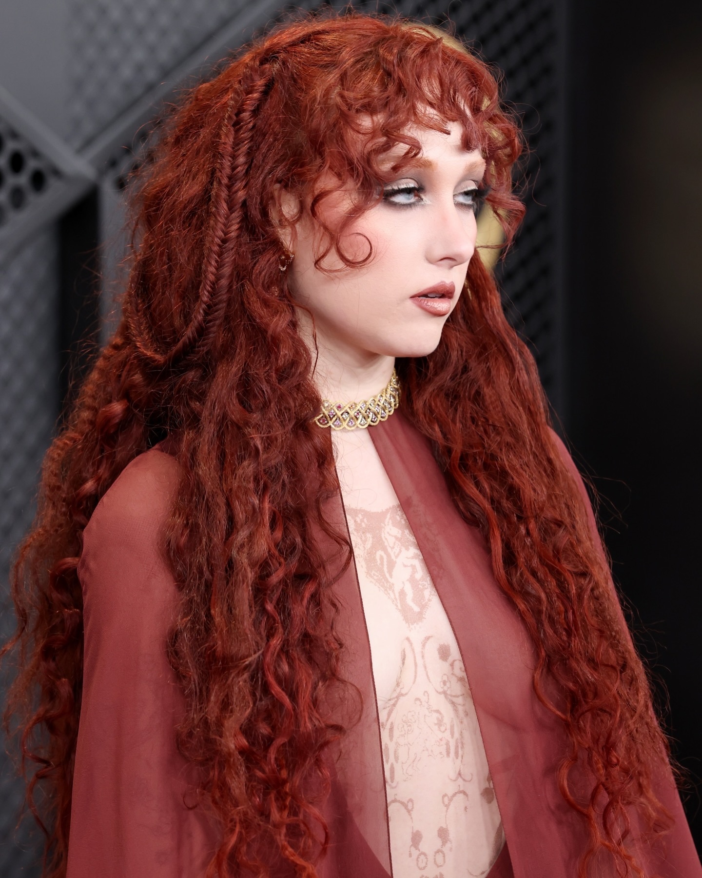 Chappell Roan 一袭Mugler特别定制的暗红薄纱礼裙亮相格莱美 ，