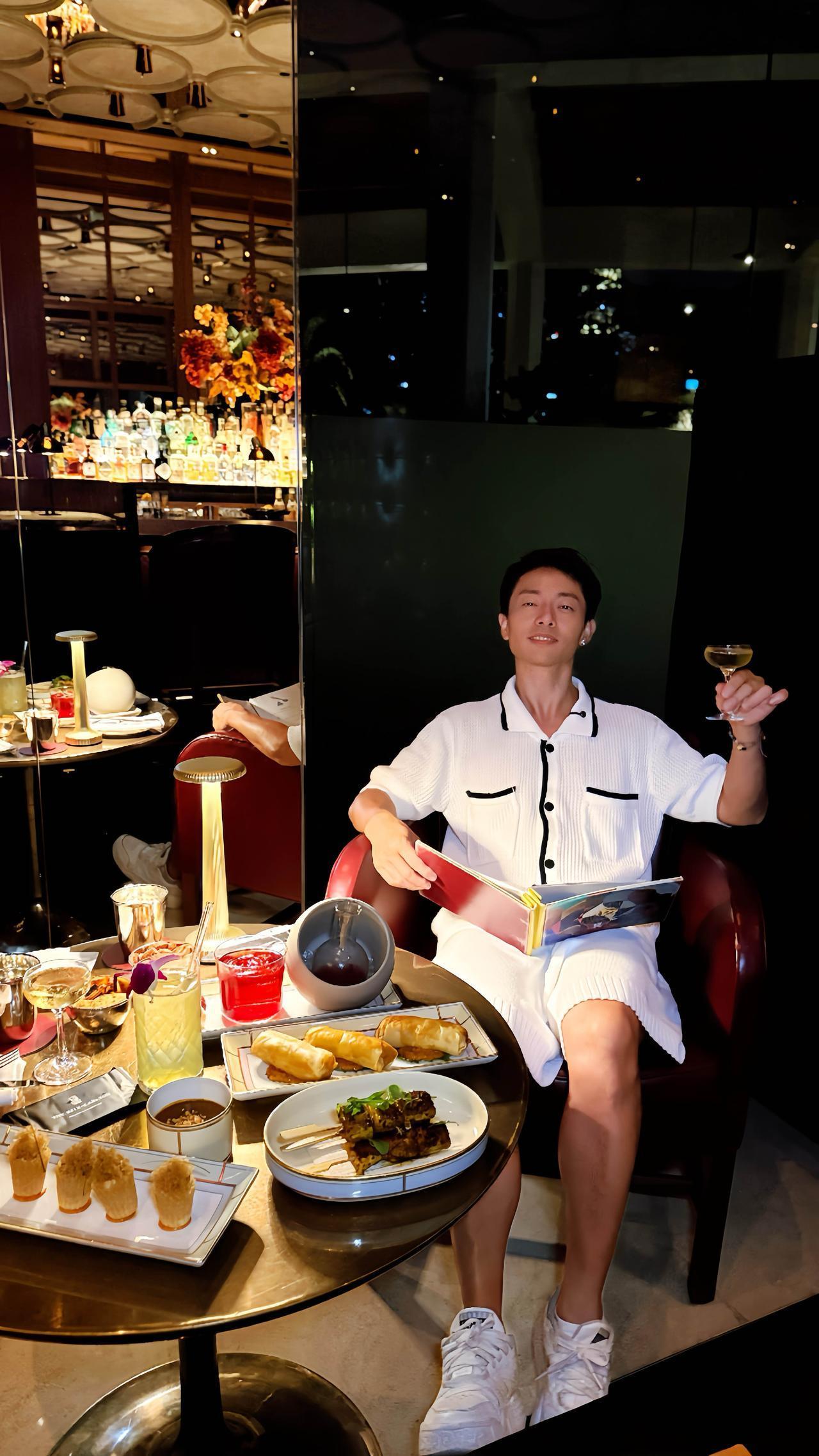 神威游新加坡｜进了这家酒店，我开始怀疑人生的性价比

当我躺在新加坡丽思卡尔顿3