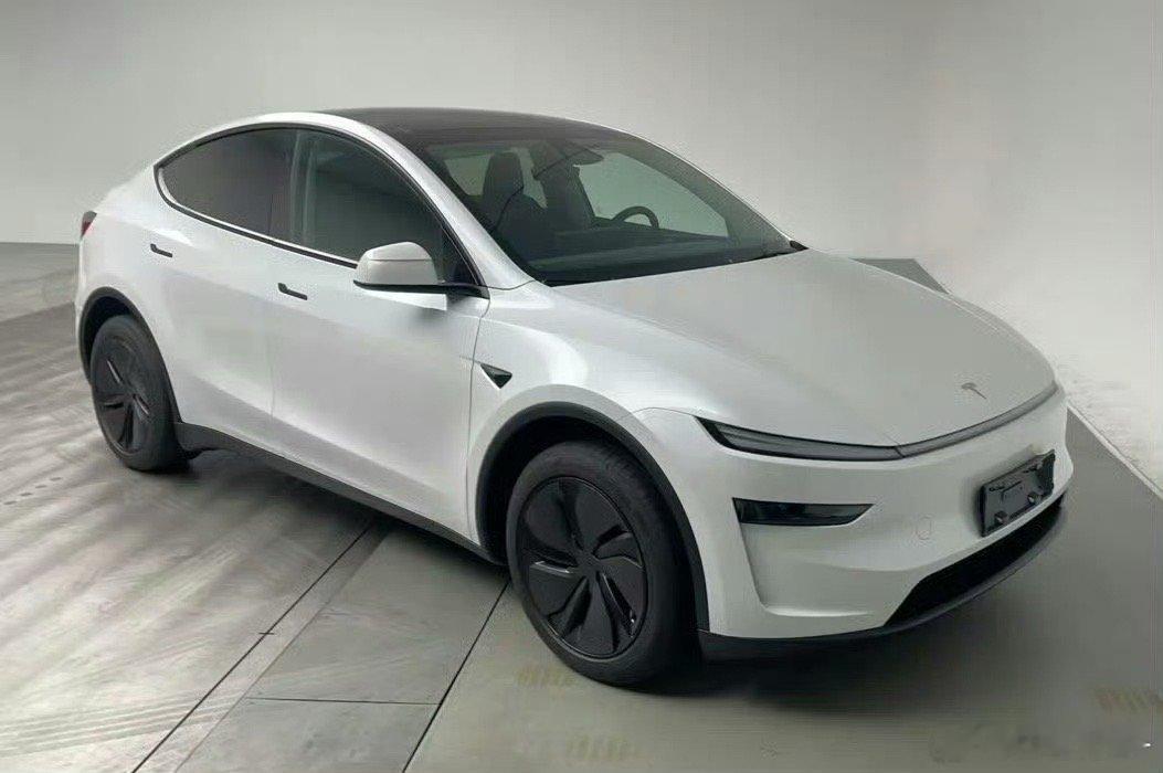 汽车[超话]   新款Model Y长得和Model 3不太一样，没有使用套娃设