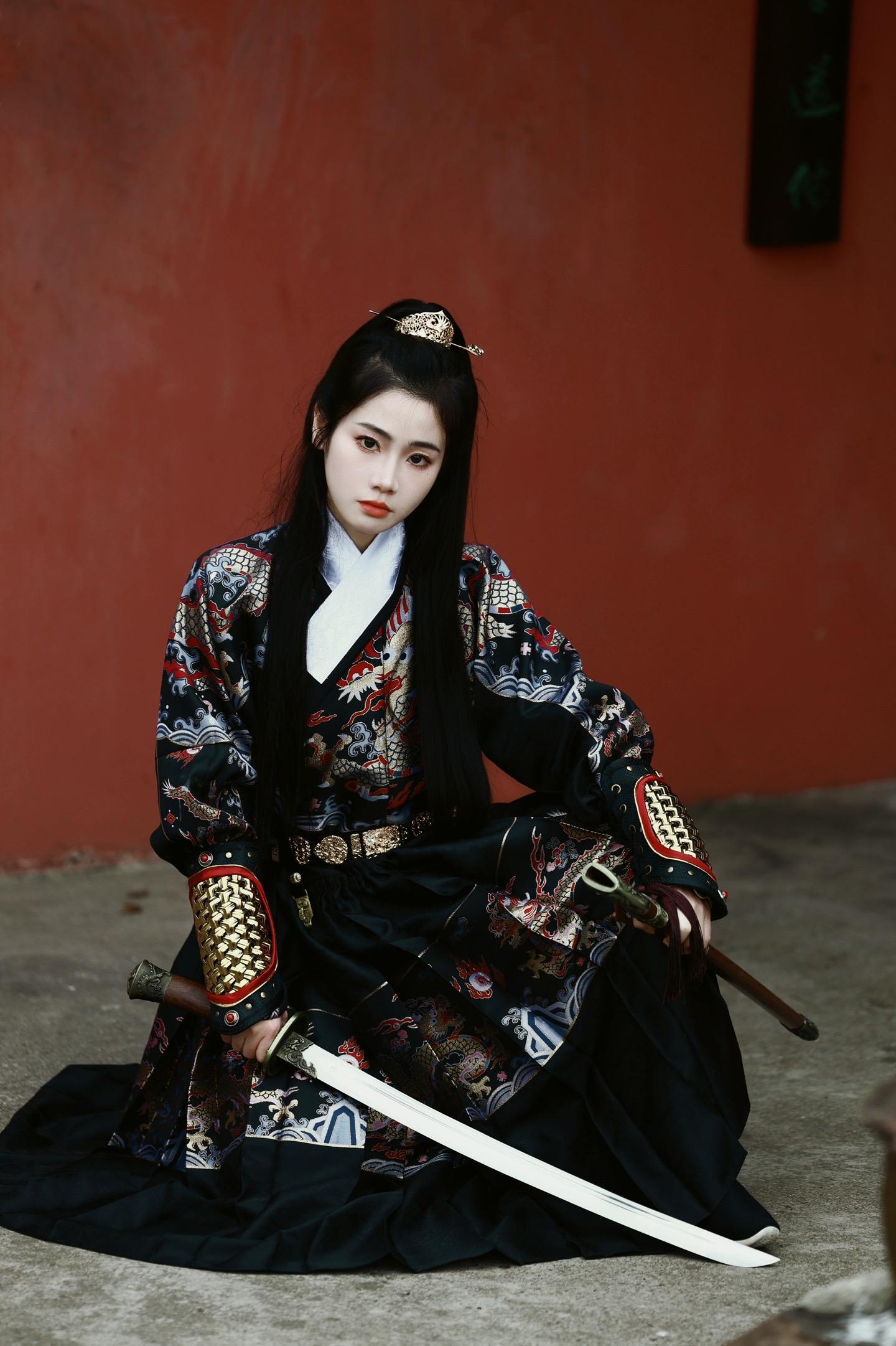 绣春刀飞鱼服。📍：丹阳万善公园
📷：佳能R6 Mark2～RF70-200f2.8
💄：锦衣卫
🧚🏻：
🔖：鲜衣怒马，锦衣华服。先斩后奏，皇权特许！