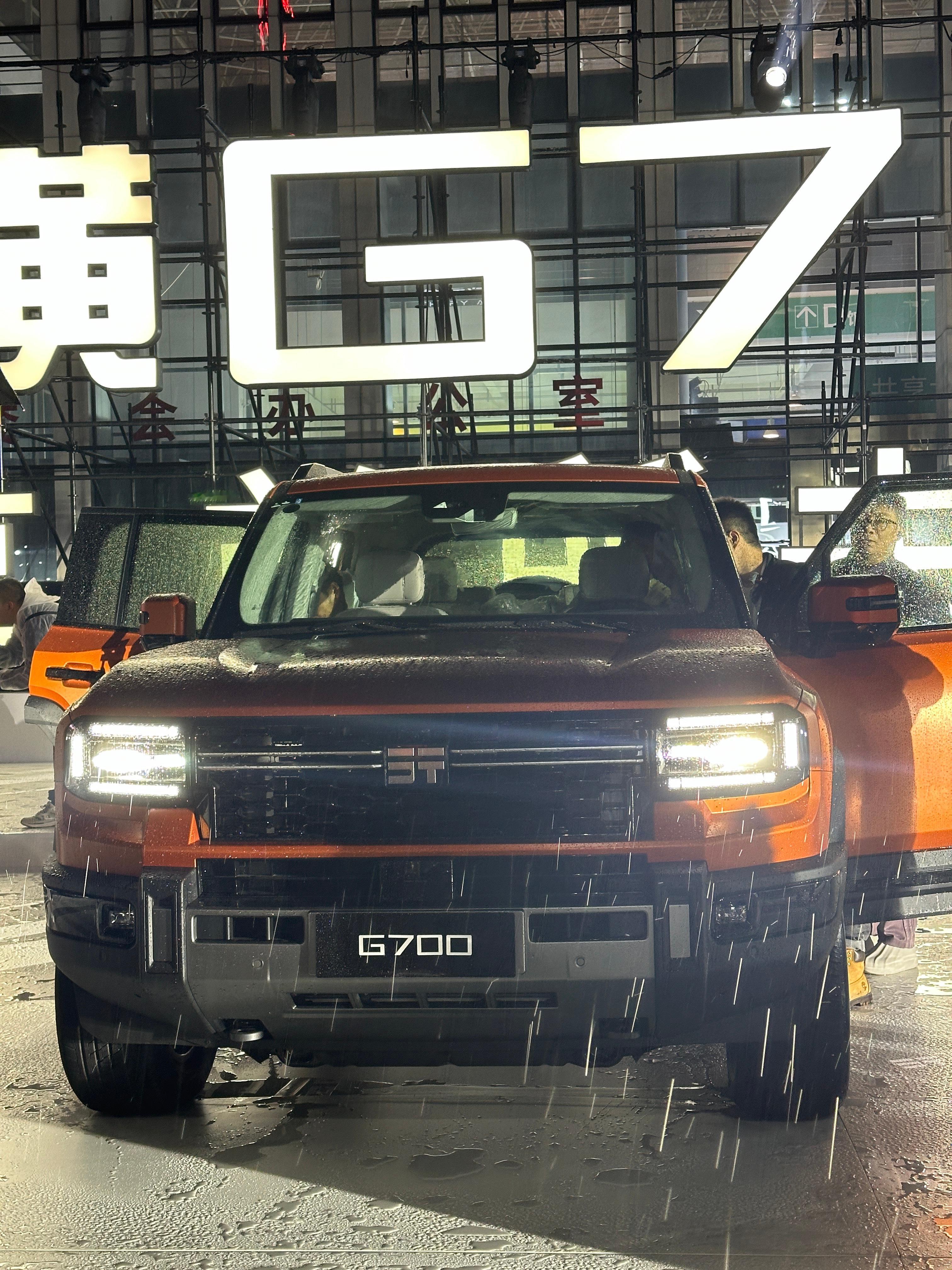 这就是能在地上跑也能在水里游的纵横G700，全领域豪华越野SUV，拥有IP68防