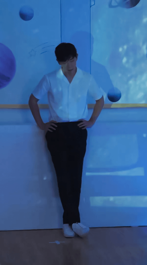 邓伦 黑暗中所有东西都模糊不清，你用你的光点亮世界。 ​​​