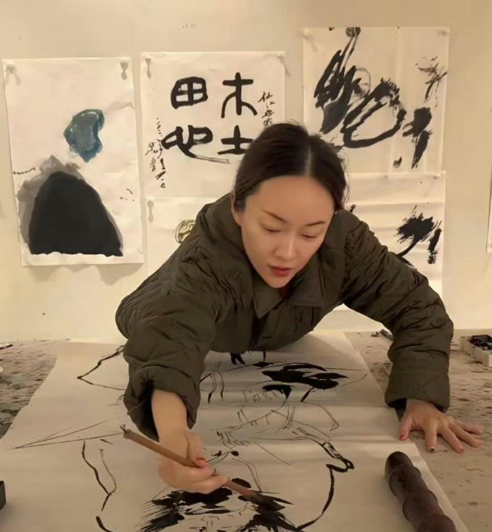 霍思燕素颜画画，我瞅半天差点没认出来！