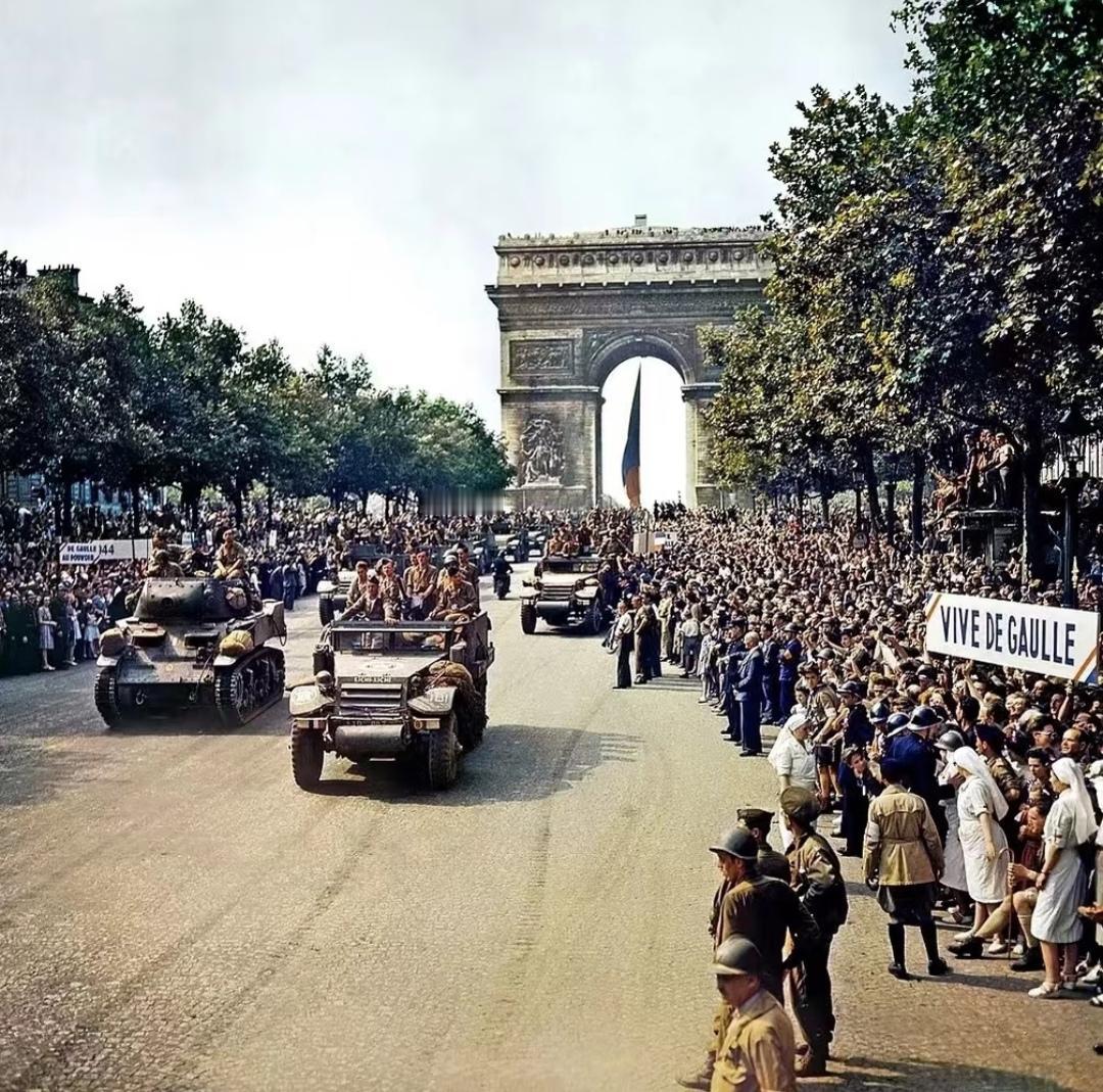 1944年8月25日，勒克莱尔将军率领自由法国第2装甲师，沿着香榭丽舍大街，向着