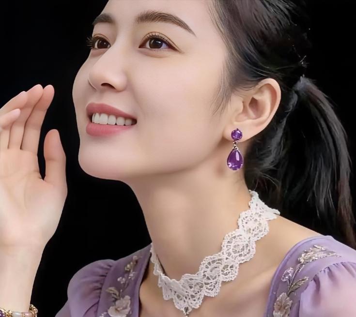 刚刷到这张照片，真的被惊艳到了，完全是倾国倾城的美。大气舒展的骨相，干净温柔的气