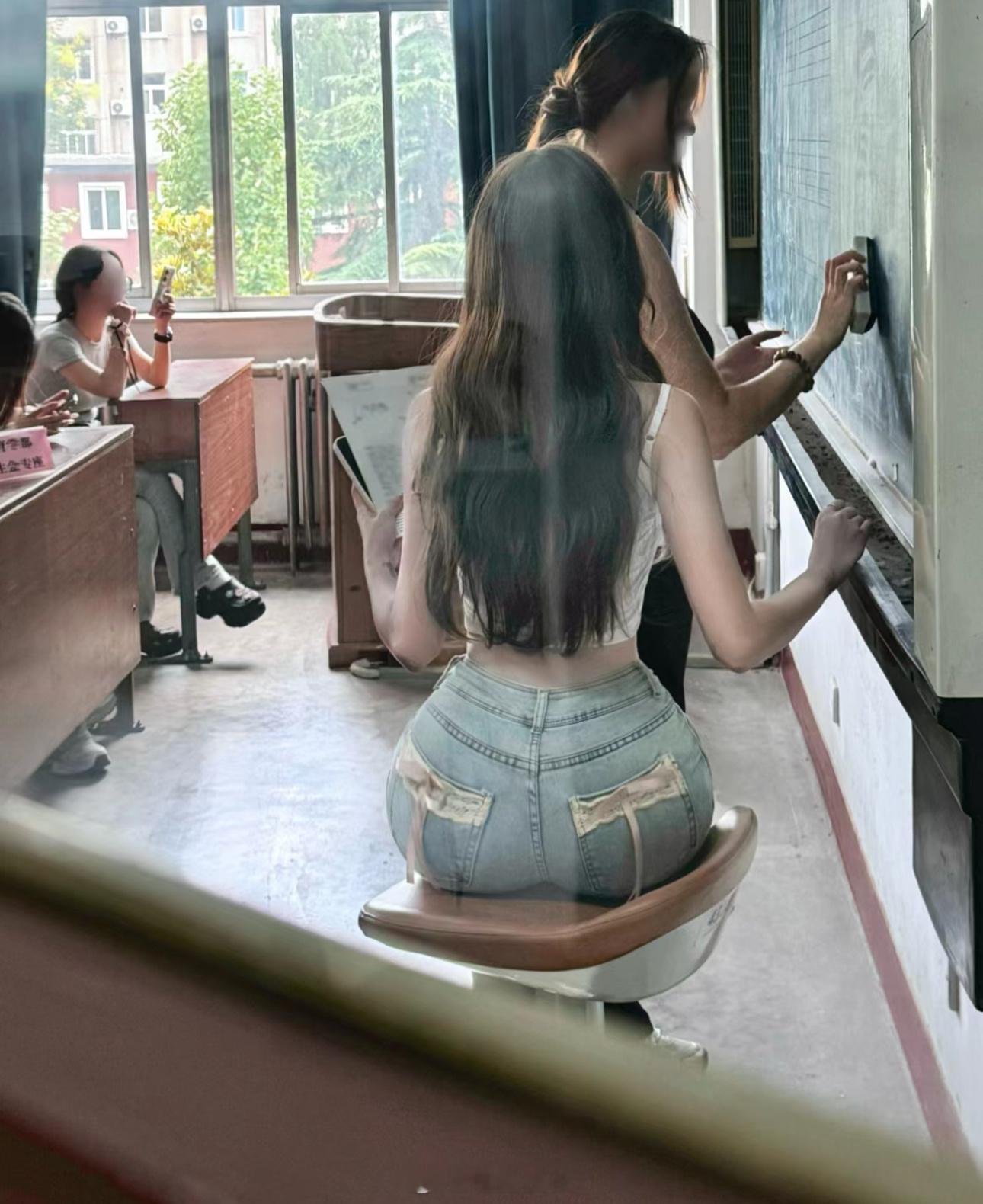突然想问个问题：你觉得在微博生态，哪个博主的战斗力最强？ 