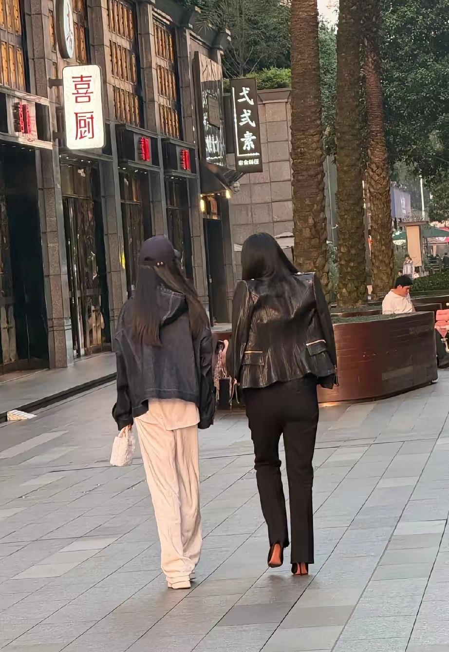 去年李湘还身型丰腴，体态略显圆润，而今近照曝光，竟已纤瘦轻盈，仿佛体重骤减至百斤