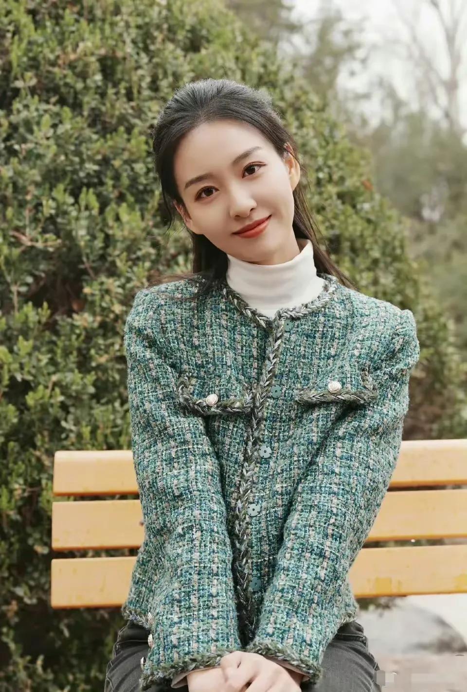 美丽淑女，端庄大方