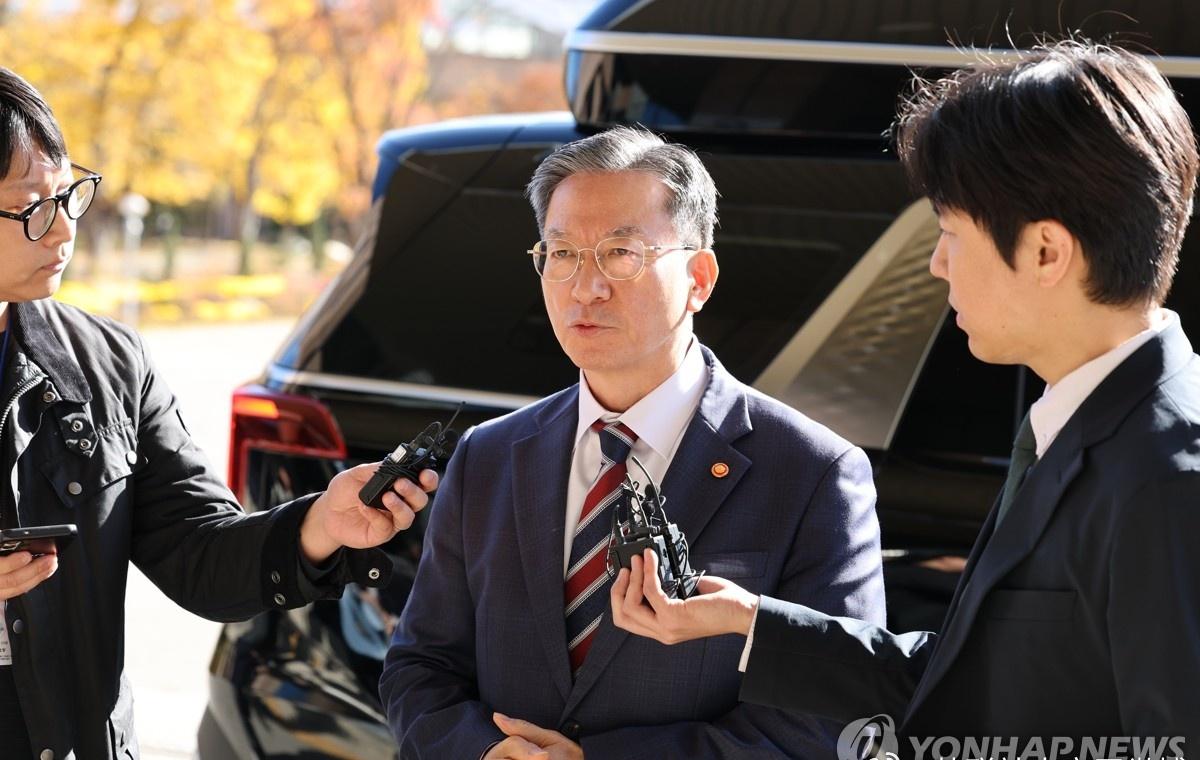 【韩法务部长：不曾指示检方放弃抗诉地产弊案】韩国法务部长官郑成湖10日对检方放弃