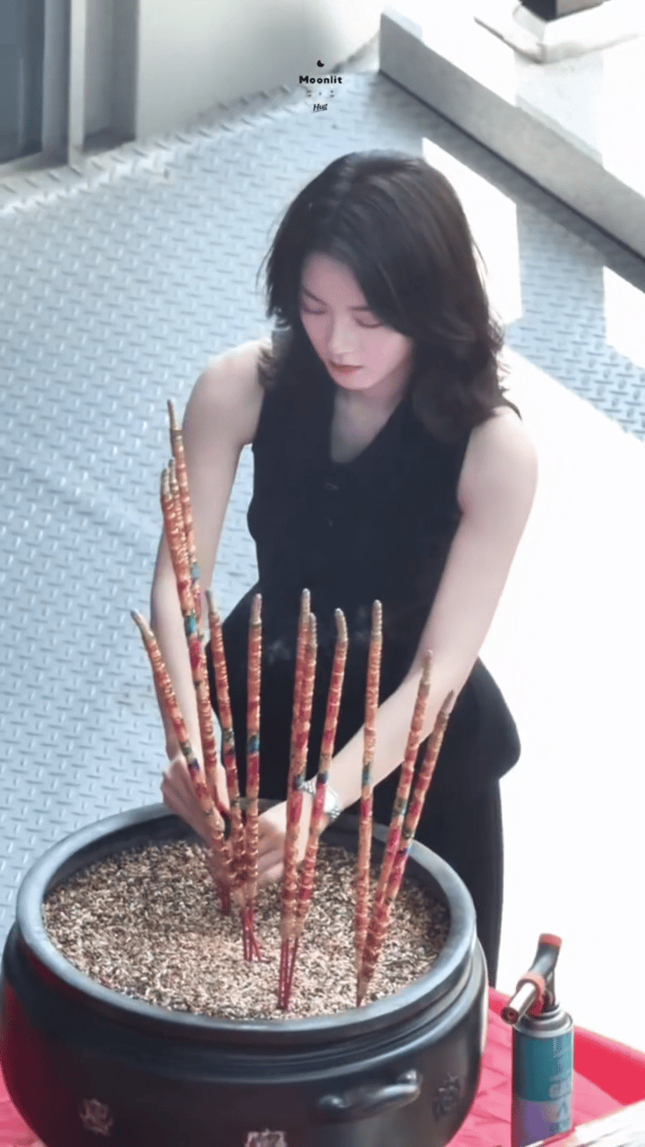 赵今麦职场剧眼神杀 家人们谁懂！赵今麦新剧《无可替代》开机路透太惊艳，直接变身气