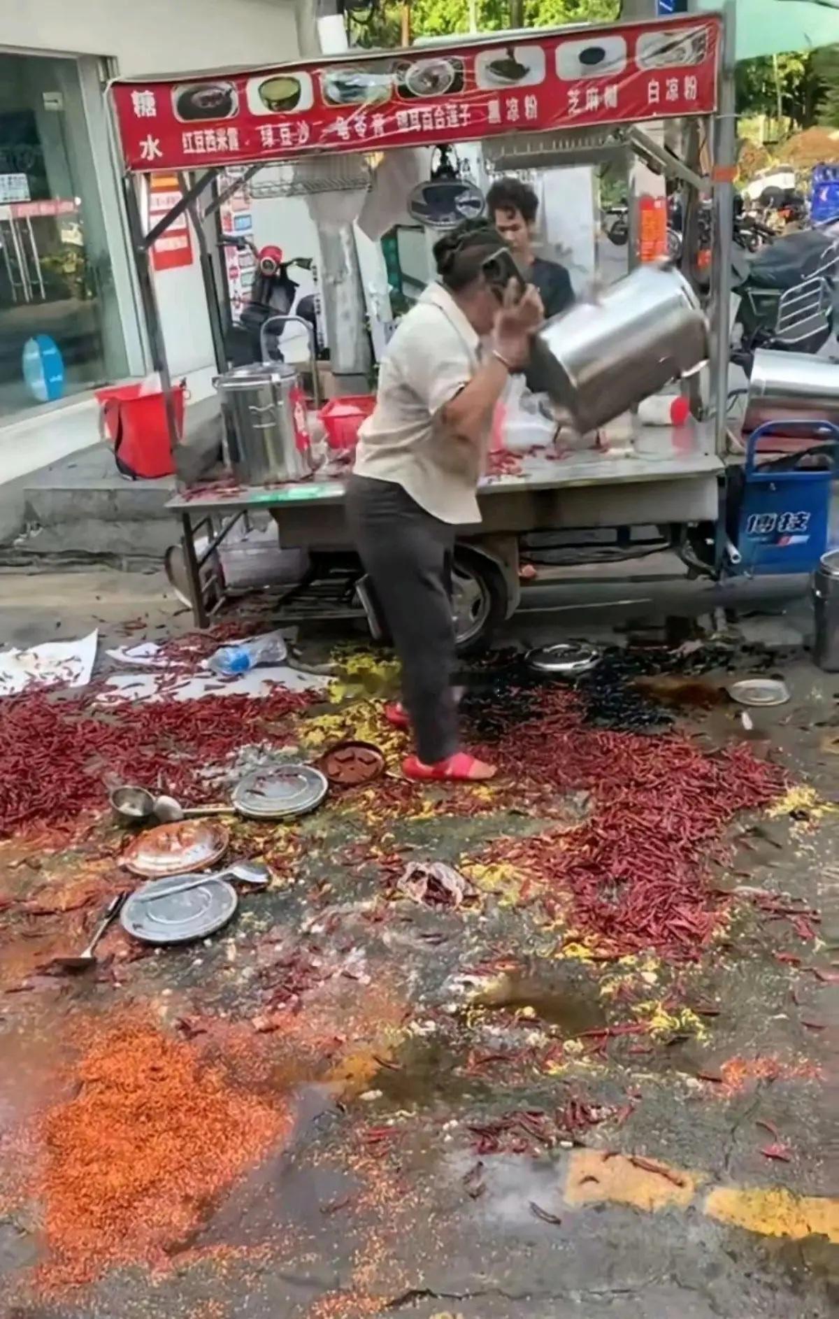摆摊谋生本就不容易，可就有人为一点情绪，做出冲动的事。9月9日集市上，卖辣椒的大
