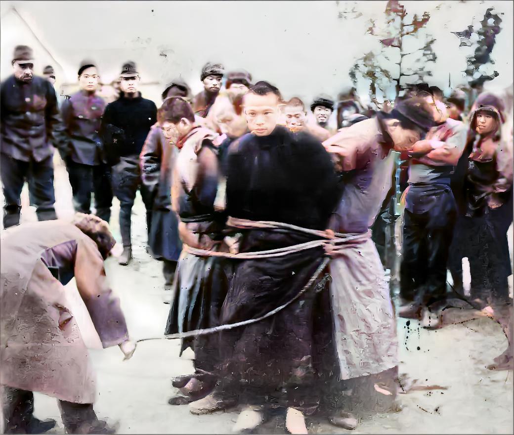 抗日战争的时候，一伙日军将几个平民捆绑了起来。

从照片中不难发现，这些日军没有