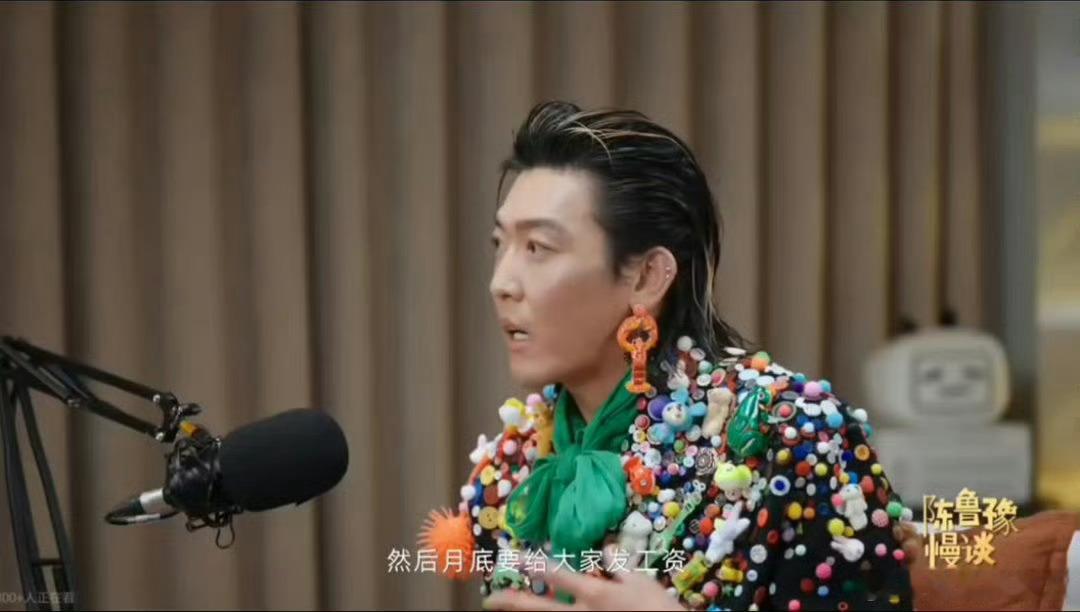 姜思达破产后卖包给员工发工资创业过程中的苦和难都经历过了，姜思达卖包给员工发工资