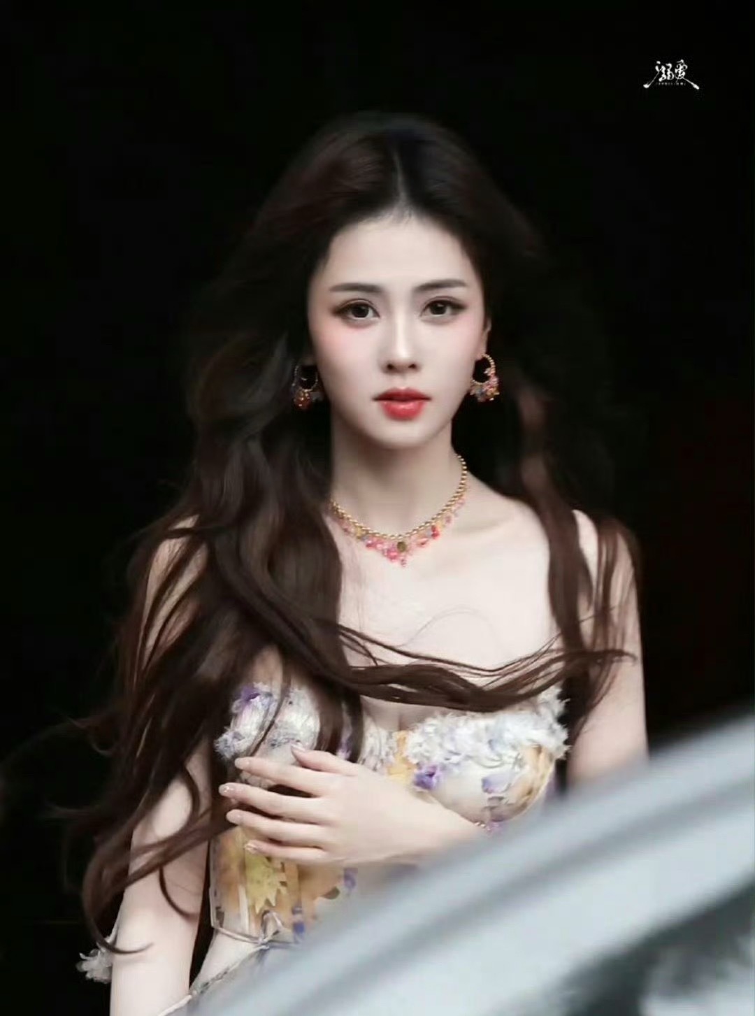 白鹿现在怎么长成这样了，双眼皮好奇怪 