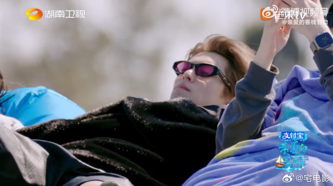 王鹤棣王鹤棣三傻分离戒断反应亲爱的客栈 午休闲聊都能聊到破防，王鹤棣对伙伴的感情