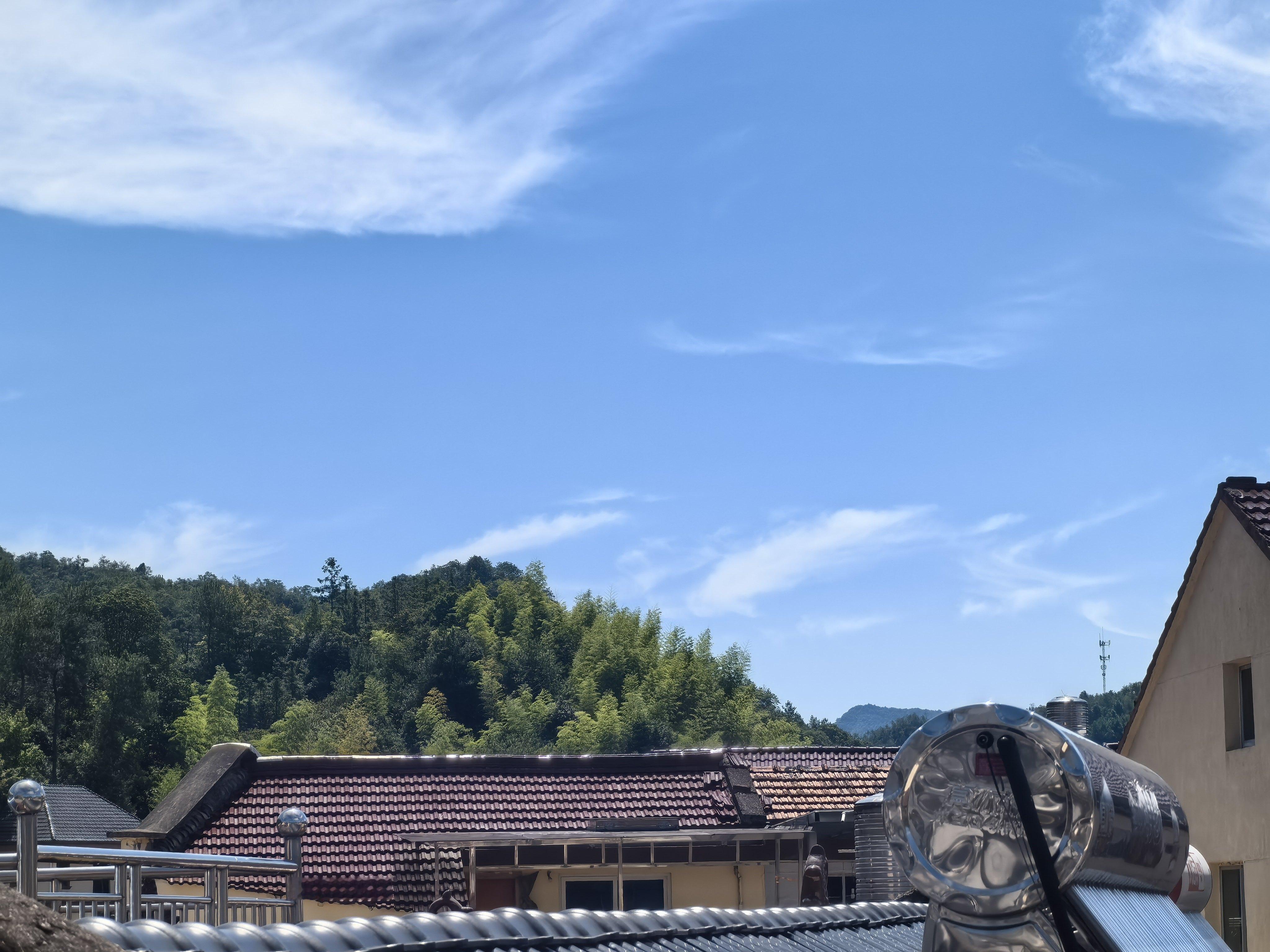 开空调很冷 不开又很热