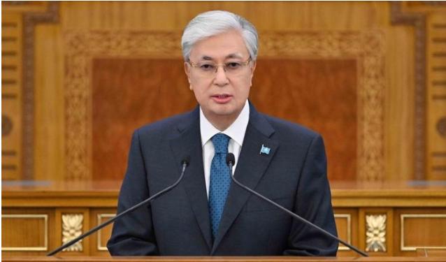 普京恐怕怎么也没料到，自家后院说起火就起火了。哈萨克斯坦总统托卡耶夫这步棋，走得