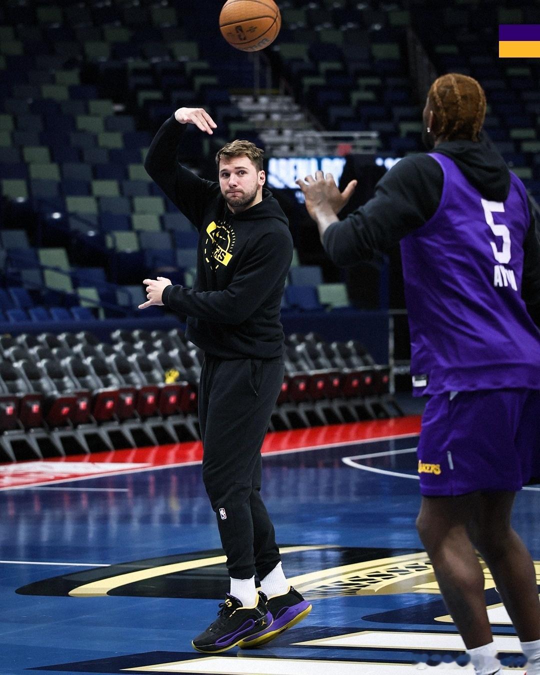 背靠背第一战！湖人在鹈鹕主场冰沙国王中心训练💪🏻