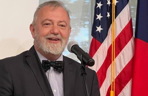 捷克要转向了
捷克新政府正释放出改善对华关系的明确信号，这一变化由新任总理巴比什