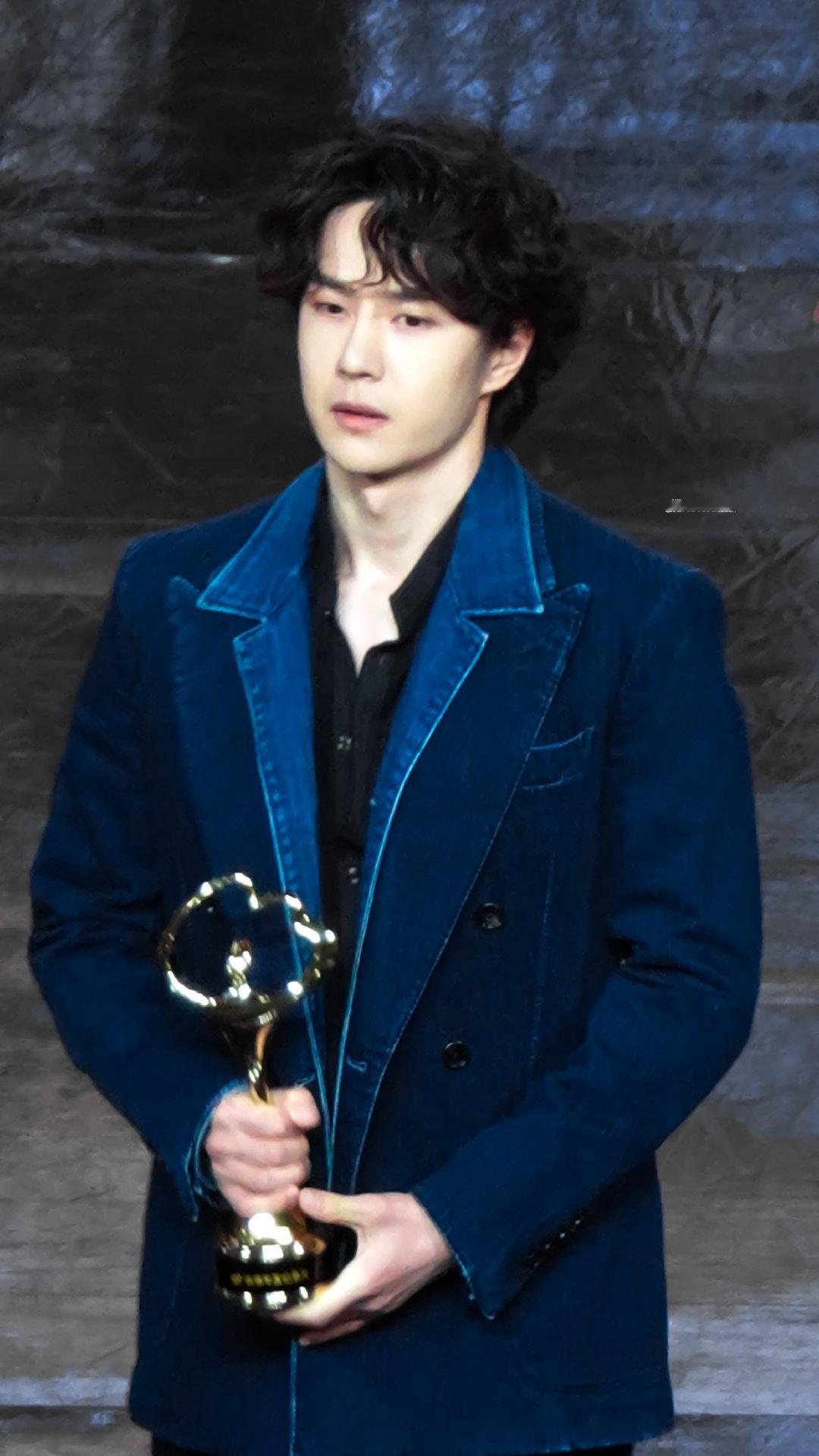 王一博不愧是做过主持人的魏克然谢谢王一博王一博的临场反应真的很快，尊重是相互的！