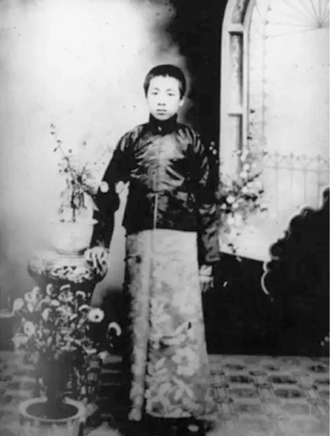 这是周总理少年时的真实留影，都看看吧，年少当立鸿鹄之志，相会于中华腾飞时！

照