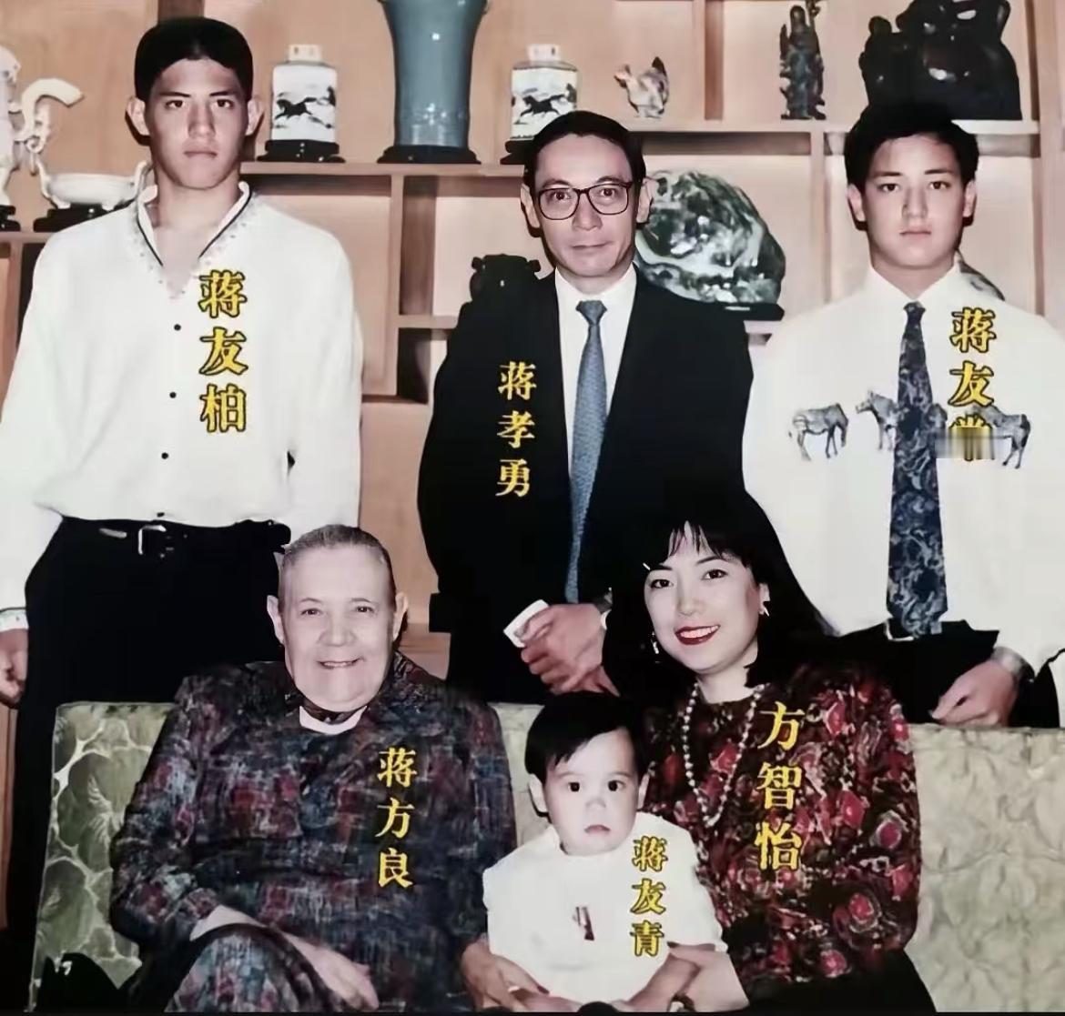 上世纪九十年代，蒋经国妻子蒋方良（1916年—2004年）与三子蒋孝勇（1948