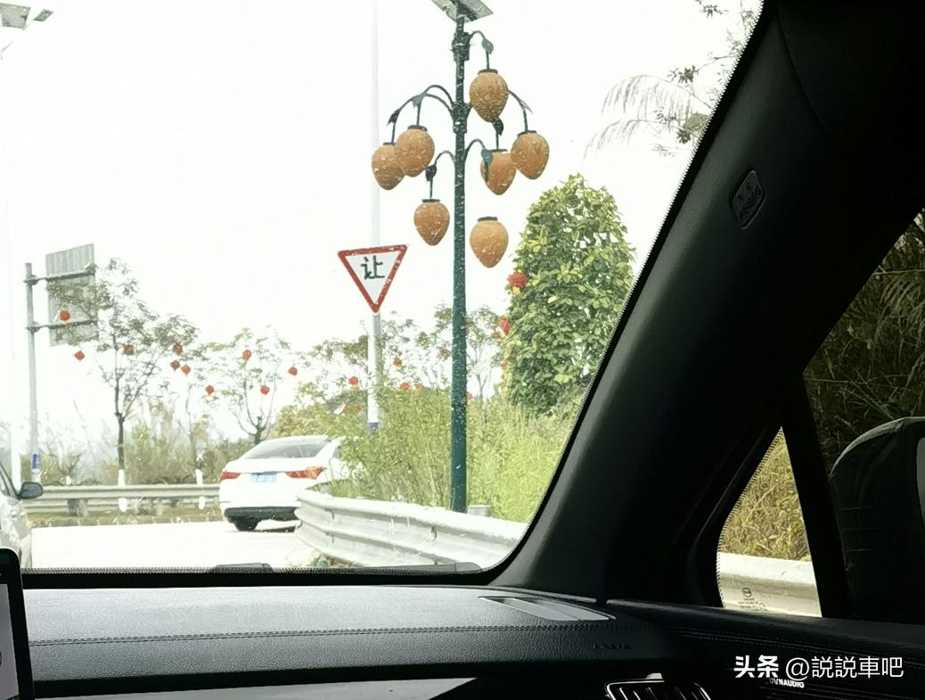 很多粉丝问玻璃水到底多久换一次，其实好简单，不用按时间死记，看情况用就行。正常情