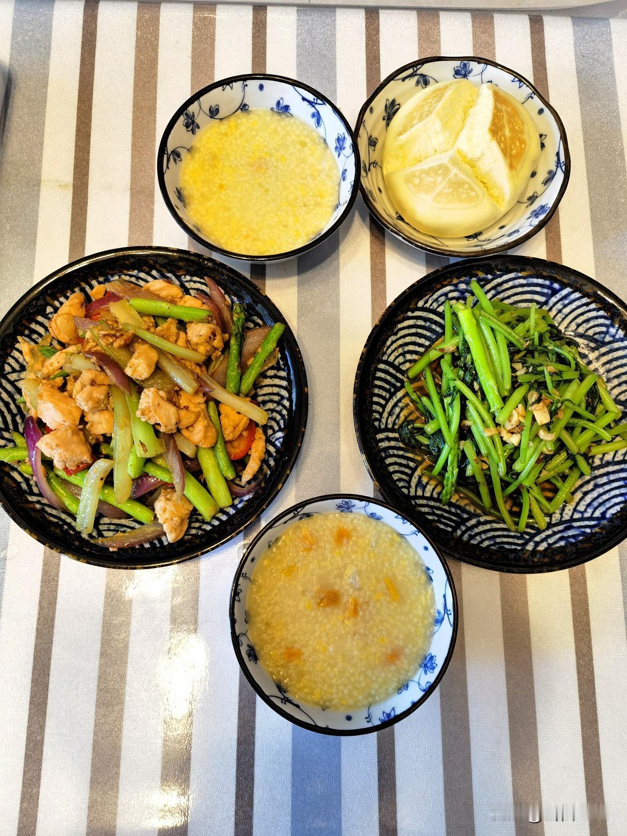 昨日中餐，开启养生模式。

晒晒昨日中餐，也是我们养生饮食的又一餐。三文鱼炒芦笋