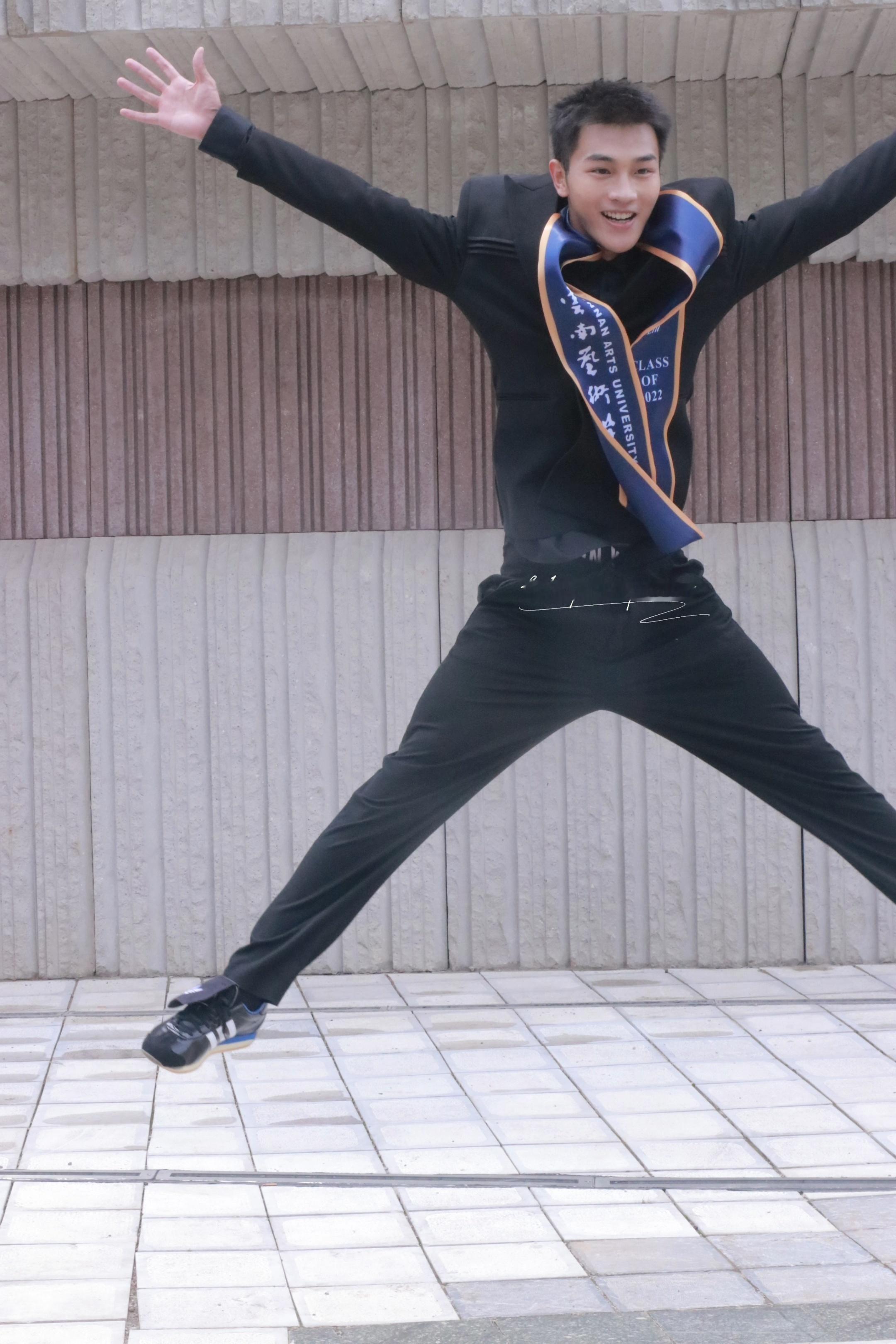 坤坤大 