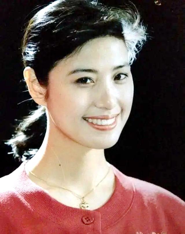导演，赵宝刚说，整个渴望剧组，最美的还是吴玉华，她扮演肖竹心，那可真是时代美人，