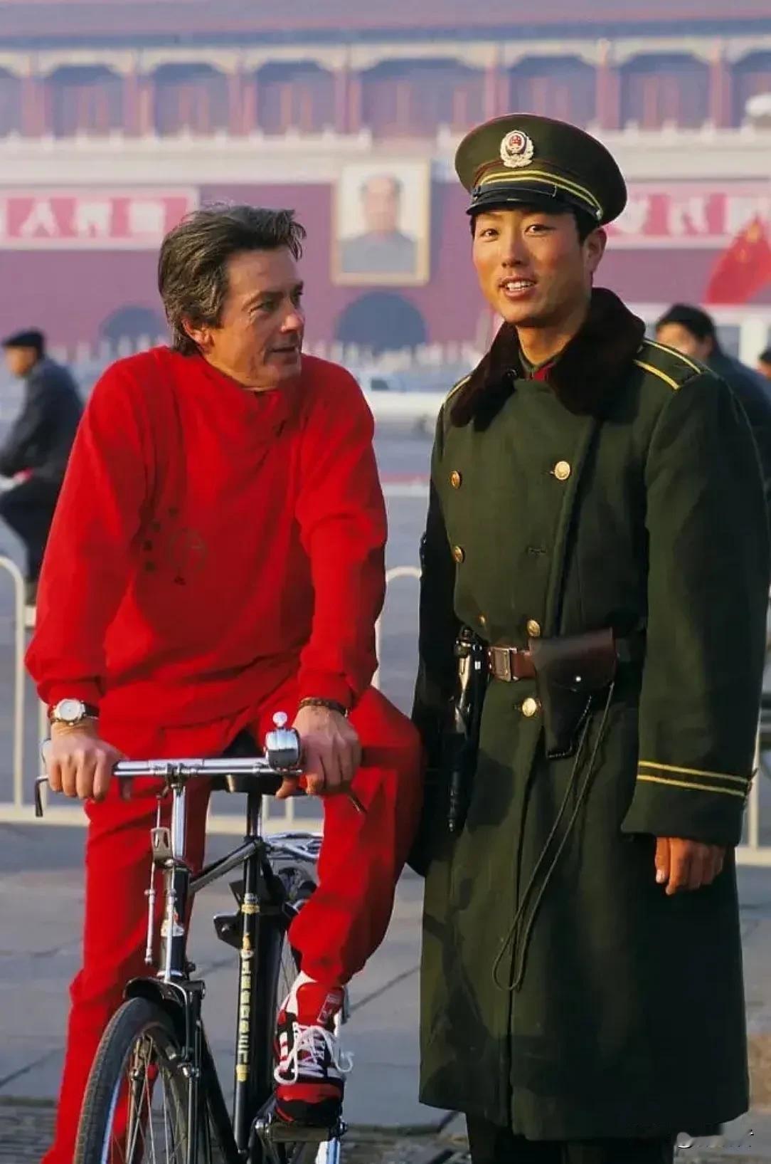 1987年，法国影星阿兰·德龙来到北京天安门，在街头热情地与中国人交流。他当时骑