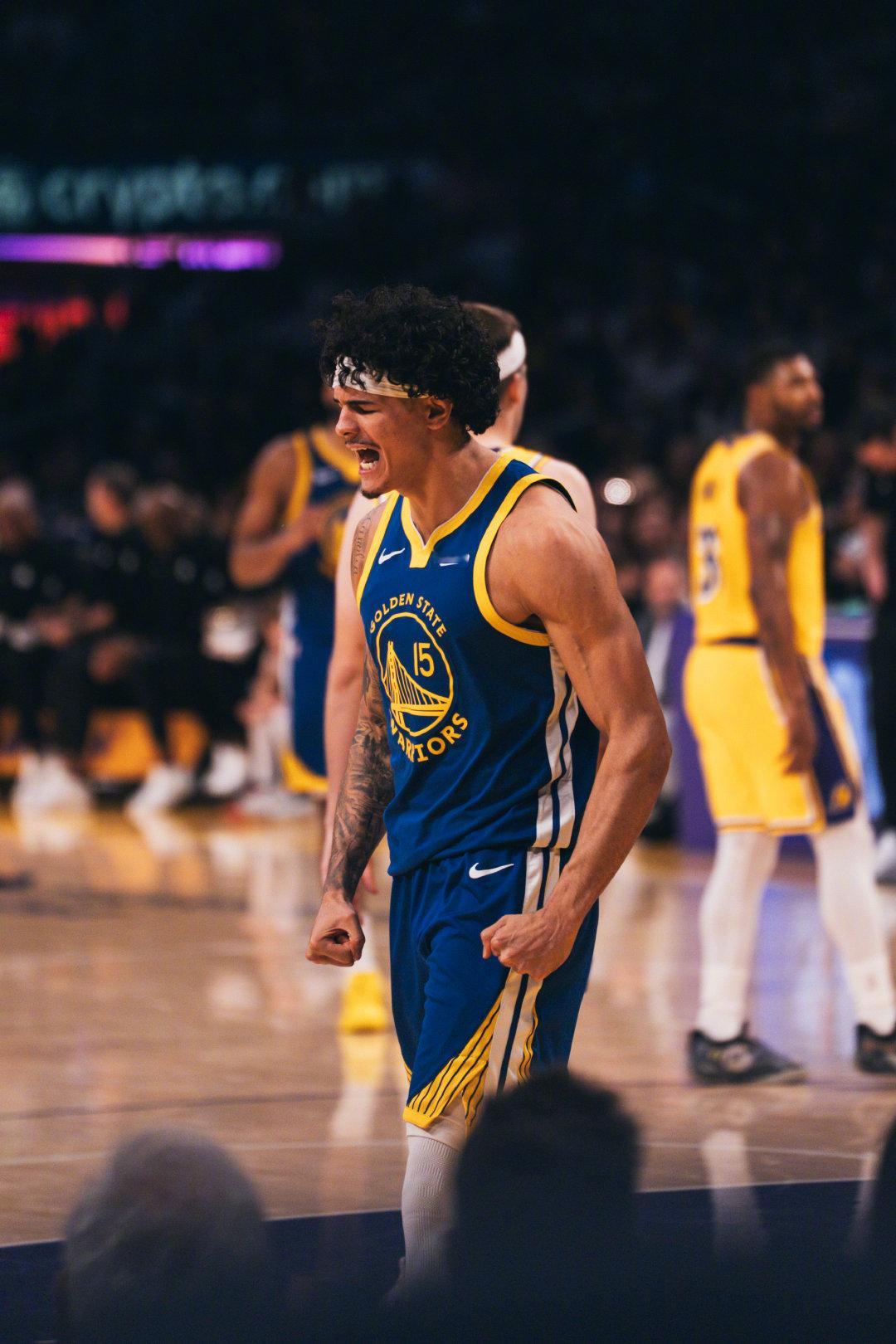 桑托斯15分，8篮板，3助攻，1抢断。勇士vs湖人