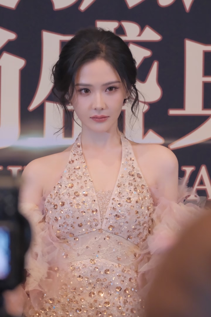 王艺瑾生图人间富贵花，美得太权威了王艺瑾夸孟子义敬业