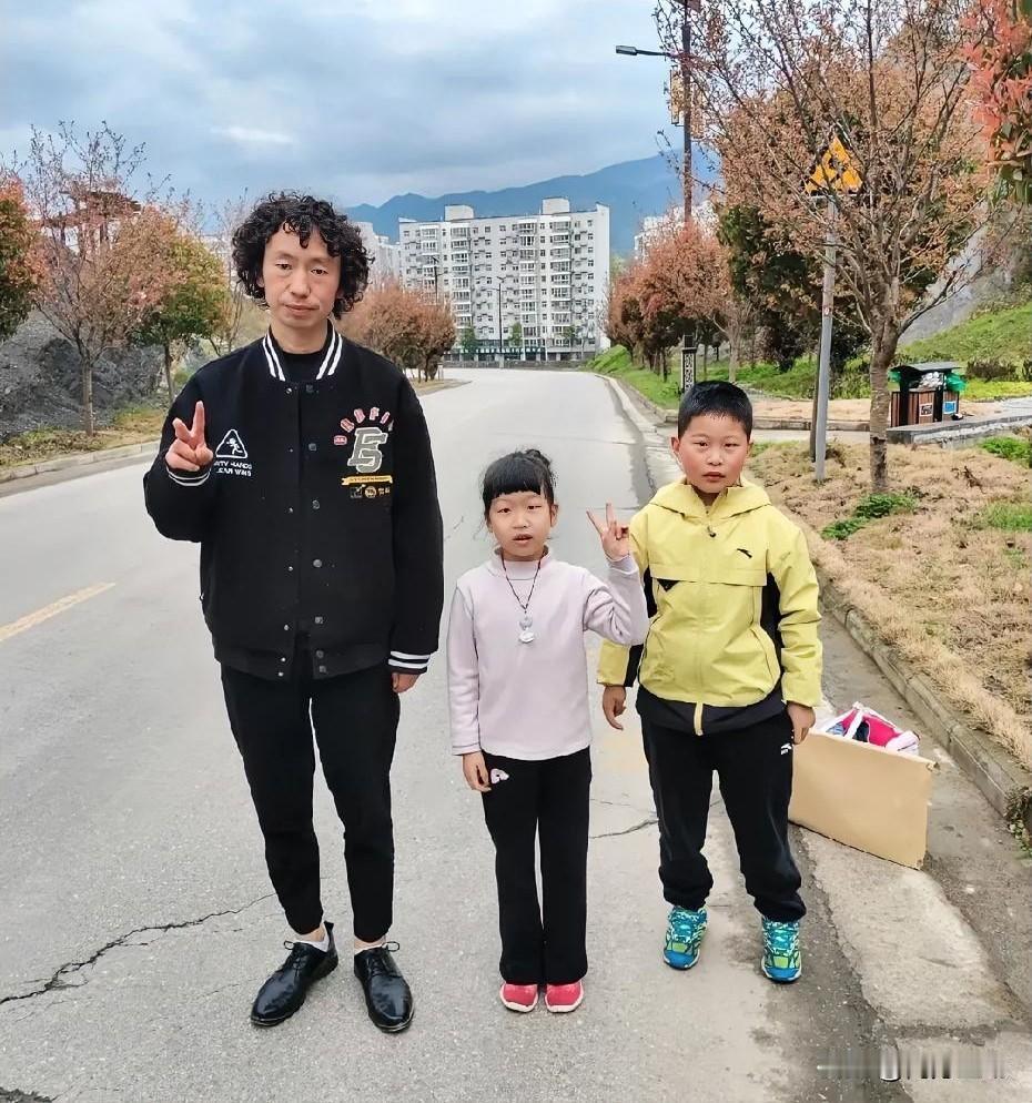 偶遇庞麦郎老师。有小朋友粉丝在路上认出了他，本以为会像传闻中那样高冷，结果庞麦郎