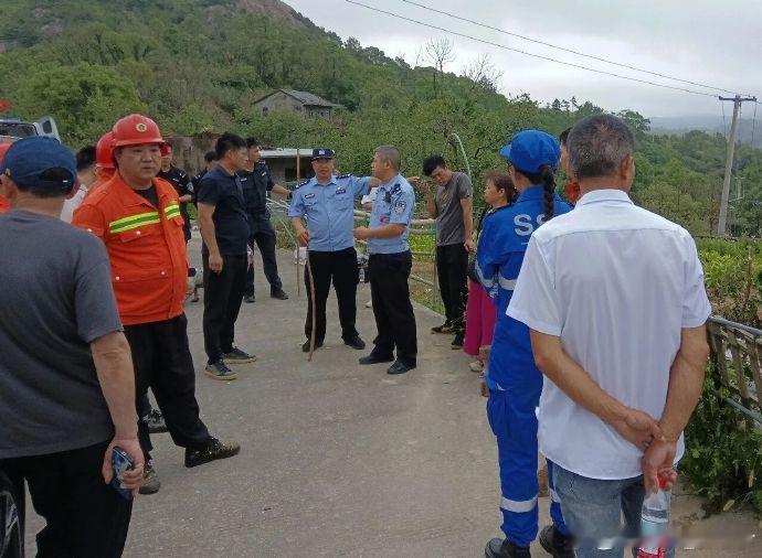 立体搜救玉环峭壁救援99岁老人山路湿滑、荆棘挡路，搜救队伍全员披荆斩棘全速搜寻。