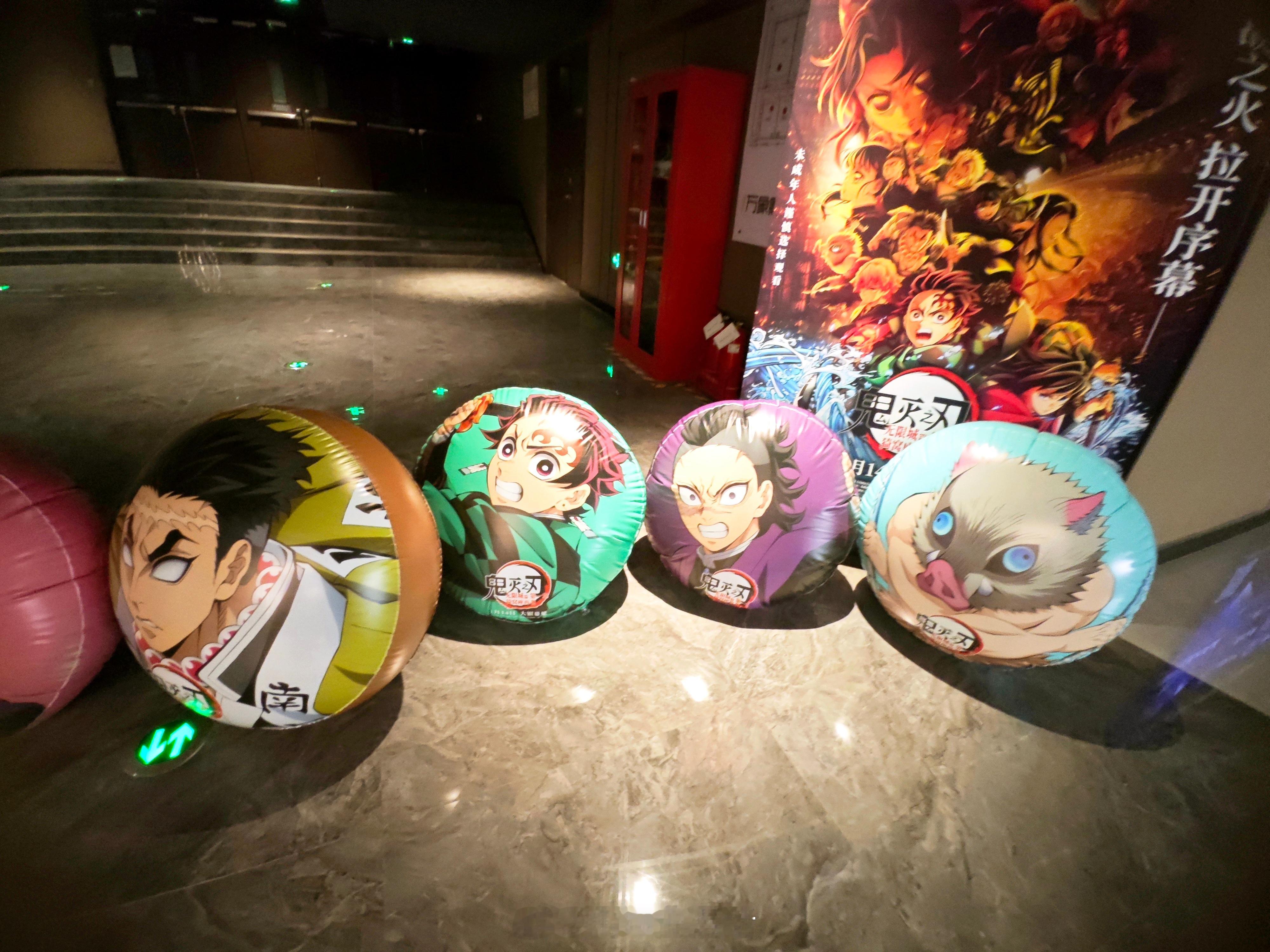 鬼灭之刃剧场版这波也太火啦！周五凌晨打开订票软件，没想到最早只能订到周日午夜场的