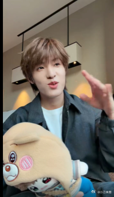 张泽禹突袭直播 张泽禹突袭直播真的是意外之喜，不打招呼突然上线，却带来满满快乐，