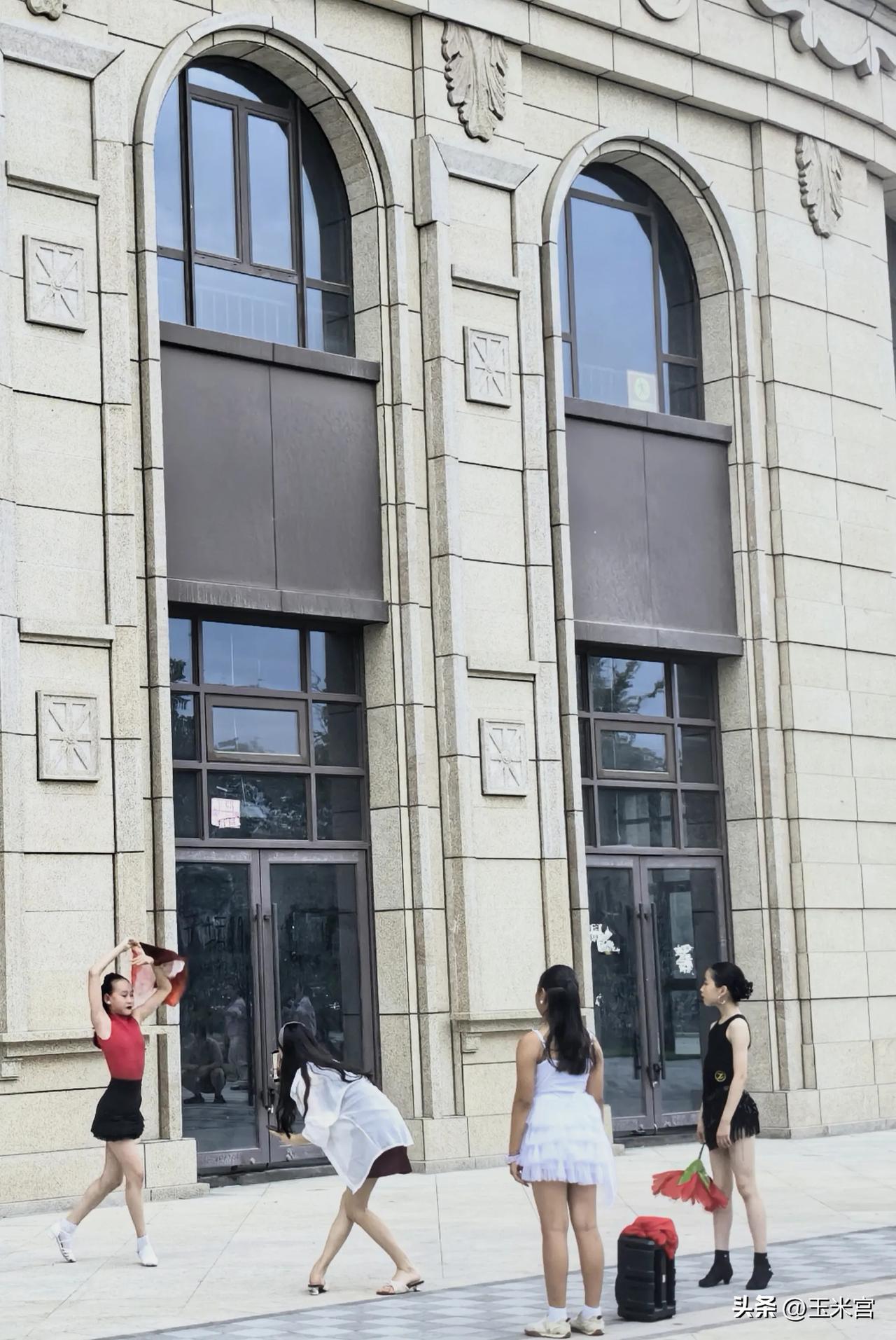 原来最好“网红打卡点”不是在“攻略”里，而是在刚好的夏天里。
下午散步，路过一个