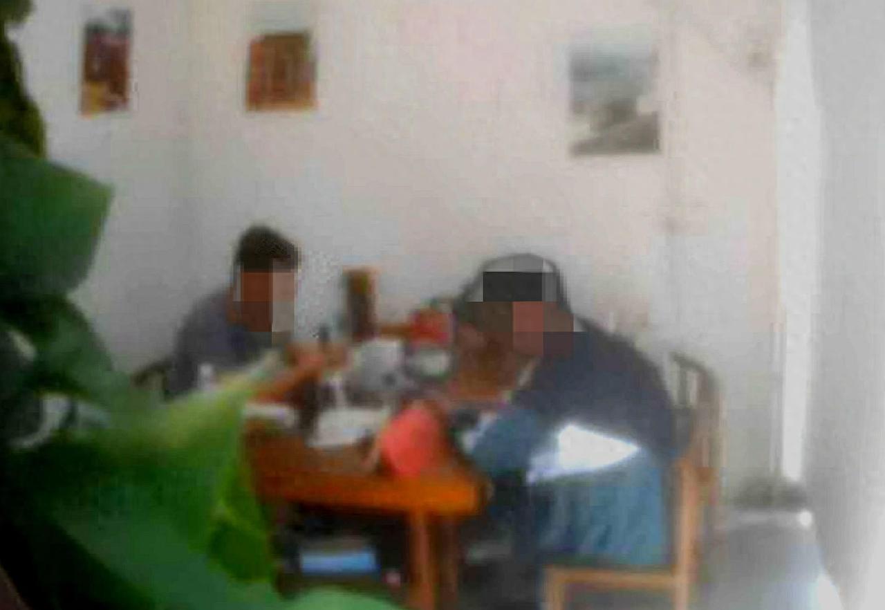 四川资阳，男子花900块买了个安卓机改装成苹果手机，并精心编一套说辞，故意不让验
