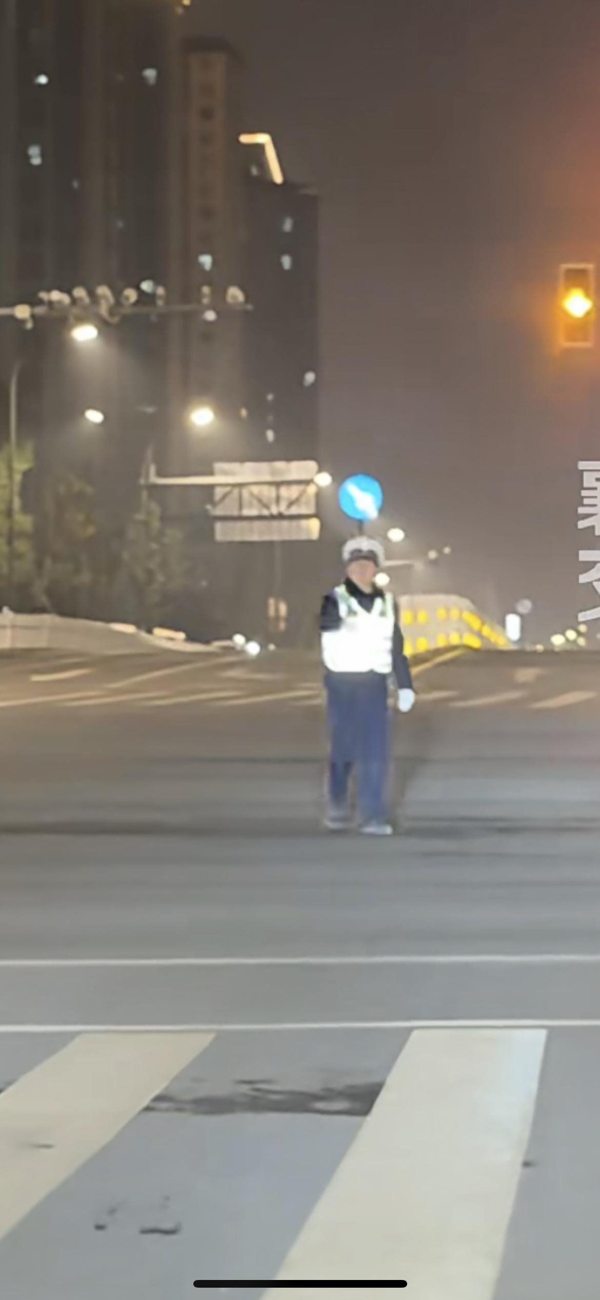 近日湖北襄阳，开车等红绿灯时交警突然靠近，新手司机慌了远光近光傻傻分不清楚，网友