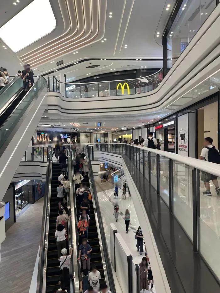 在上海，有些反常的现象，不知道你有没有发现

实体店的越来越萧条，营业员都比客户