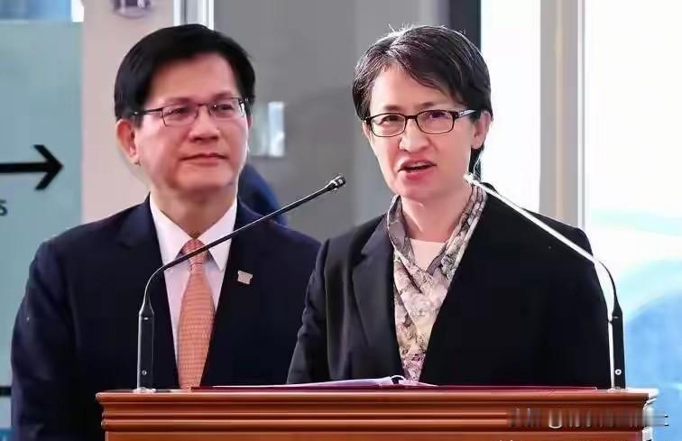 男女“双煞”到了意大利！

就在意大利文托泰内岛，一场由欧洲反华政客组织的非官方