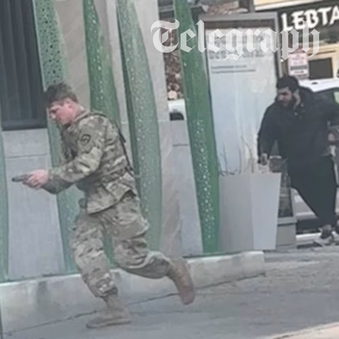 🔻电讯报的照片显示：身着黑色羽绒服、手持左轮手枪的阿富汗公民、前CIA部队成员