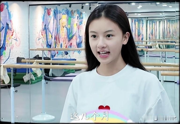 “神颜”女孩七七气质大变样了
有公司签约了就是不一样
七七原名赵钰琪
在于正的海