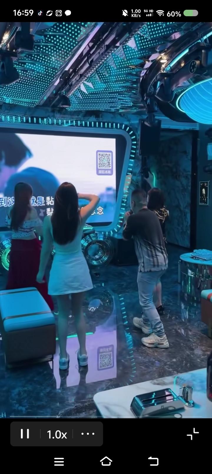 这一句怎么唱来着？——
网上视频：一男子在娱乐场所唱歌：“风到这里就是黏（zha